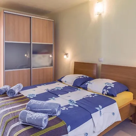 Holiday home Gorgeous In With Kitchen