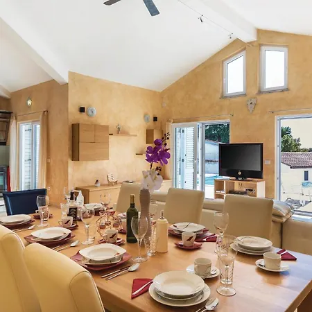 Holiday home Gorgeous In With Kitchen *