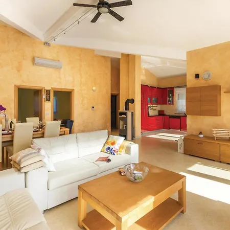 Gorgeous In With Kitchen Holiday home *